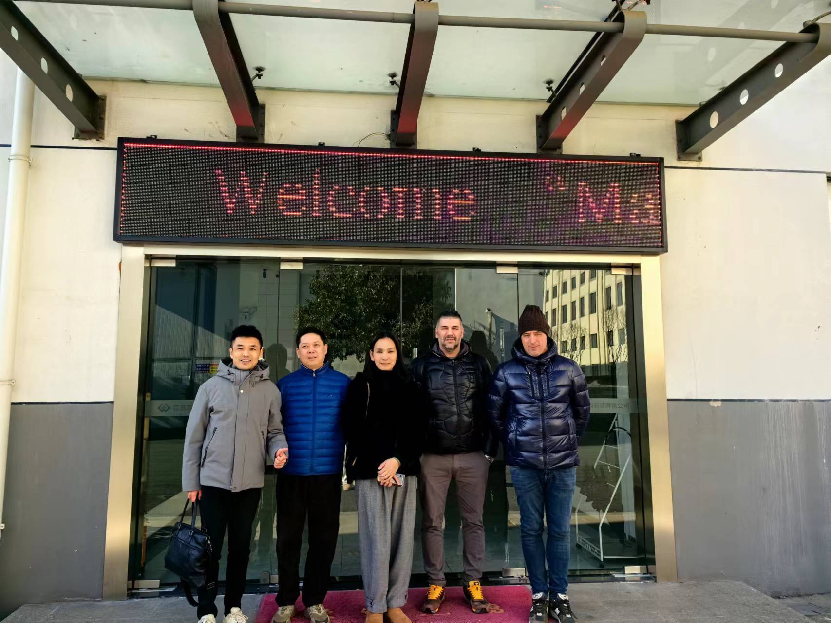Presentant la nostra innovaci&oacute; daurada: una visita dels nostres estimats clients italians
