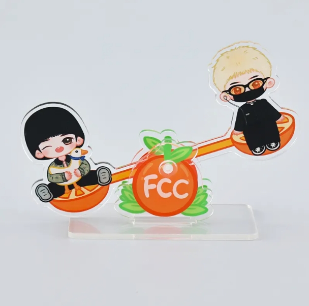 थोक डिस्प्ले एक्रिलिक क्लियर डेस्क डेकोर स्ट्यान्डी फोटो छापिएको पारदर्शी कार्टुन एनिम स्विङ स्ट्यान्ड